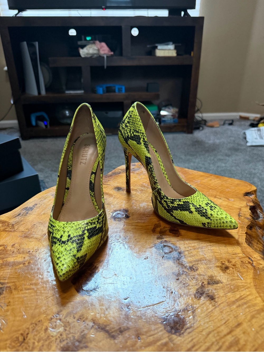 Schutz Lou Neon Yellow Embossed Snakeskin Leather Pump Heels 7.5 - Picture 7 of 7